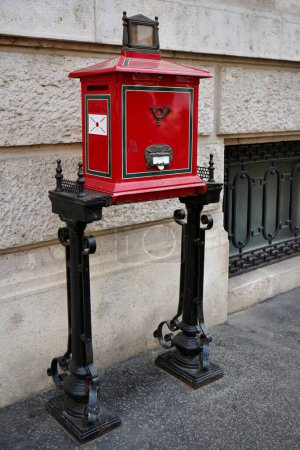 Téléchargez les photos : Boîte aux lettres rouge traditionnelle hongroise, Budapest, Hongrie, 29 février, 2024. - en image libre de droit