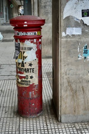 Téléchargez les photos : Boîte aux lettres rouge vintage recouverte d'affiches, Buenos Aires, Argentine, 22 octobre 2023. - en image libre de droit
