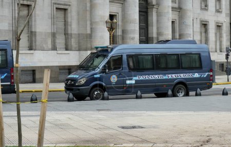 Téléchargez les photos : Mercedes Sprinter Police Fédérale Van Plaza de Mayo. Buenos Aires, Argentine, 22 octobre 2023. - en image libre de droit