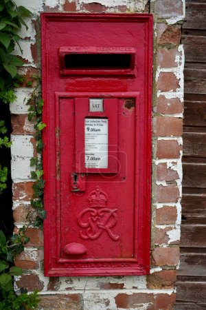 Foto de Buzón británico vintage rojo del reinado del rey Jorge VI (1936-1952), Goulceby, Louth, Reino Unido. 12 de abril de 2024. - Imagen libre de derechos