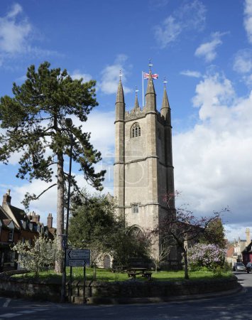 Téléchargez les photos : Église St Peters datant du 15ème siècle, Marlborough, Wiltshire, Angleterre, Royaume-Uni. 17 avril 2024. - en image libre de droit