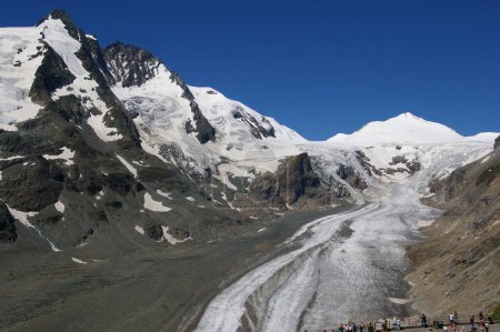 Téléchargez les photos : Vue sur la montagne depuis le centre d'accueil Kaiser-Franz-Josefs-Hhe. Glacier Grossglockner, Autriche. 27 juillet 2009. - en image libre de droit