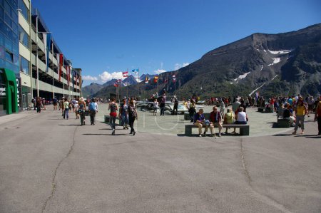 Téléchargez les photos : Touristes avec vue sur la montagne au centre d'accueil Kaiser-Franz-Josefs-Hhe. Glacier Grossglockner, Autriche. 27 juillet 2009. - en image libre de droit