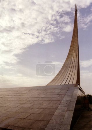 Téléchargez les photos : Image de l'ère soviétique du monument aux conquérants de l'espace à l'exposition des réalisations de l'économie nationale. Moscou (Russie), le 2 septembre 1989. - en image libre de droit