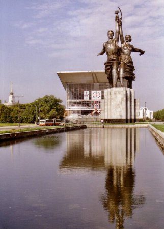 Téléchargez les photos : Image de l'époque soviétique du travailleur et de la femme kolkhoze dans l'exposition des réalisations de l'économie nationale, VDNKh. Moscou (Russie), le 2 septembre 1989. - en image libre de droit
