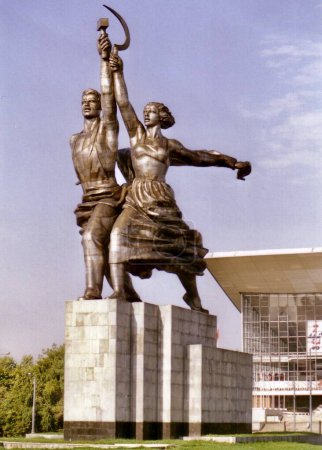 Téléchargez les photos : Image de l'époque soviétique du travailleur et de la femme kolkhoze dans l'exposition des réalisations de l'économie nationale, VDNKh. Moscou (Russie), le 2 septembre 1989. - en image libre de droit