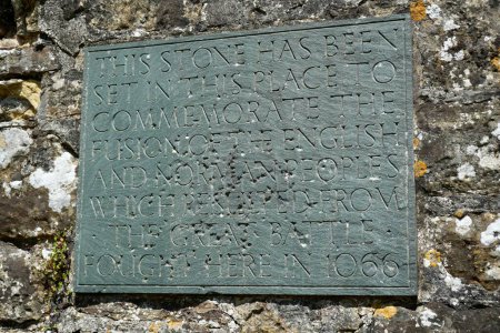 Téléchargez les photos : Commemorative slate plaque for The Battle of Hastings in 1066. Battle, East Sussex, UK. May 15, 2024. - en image libre de droit