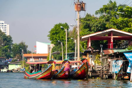 Téléchargez les photos : Fleurs colorées, guirlande, pendaison de la proue du bateau traditionnel à longue queue à Bangkok. Photo de haute qualité - en image libre de droit
