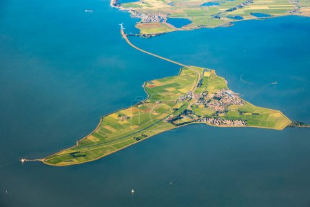 Foto de Imagen aérea de la isla holandesa Marken en Holanda Septentrional. Campos verdes y aguas azules del IJssel con veleros. Foto de alta calidad - Imagen libre de derechos