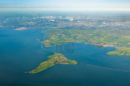 Foto de Imagen aérea de la isla holandesa Marken en Holanda Septentrional. Ciudad de Amsterdam en el fondo. Campos verdes y aguas azules del IJssel con veleros. Foto de alta calidad - Imagen libre de derechos