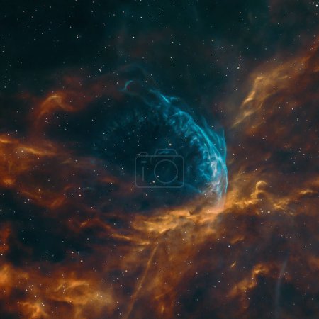 Téléchargez les photos : Astrophotographe réalisé avec télescope de l'étoile variable WR 134 dans la constellation de Cygne, le Cygne. Beaucoup d'étoiles et d'hydrogène rouge brillant et d'oxygène bleu gazeux dans l'espace. Photo de haute qualité - en image libre de droit