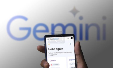 Foto de Dhaka, Bangladesh - 15 de diciembre de 2023: Google Gemini en un teléfono inteligente y el logotipo de Google Gemini en el fondo. - Imagen libre de derechos