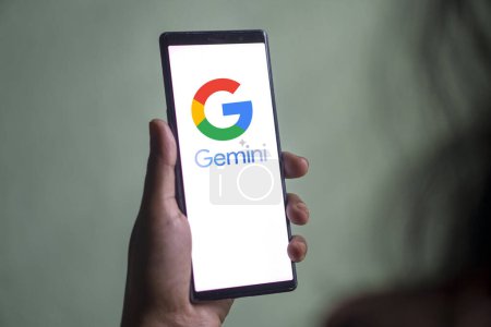 Foto de Dhaka, Bangladesh - 15 Diciembre 2023: Google Gemini en el teléfono inteligente. - Imagen libre de derechos