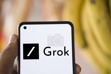 Foto de Dhaka, Bangladesh - 28 de diciembre de 2023: Mano sosteniendo un teléfono con Grok AI chatbot. Grok es una startup estadounidense que trabaja en el área de inteligencia artificial, fundada por Elon Musk. - Imagen libre de derechos