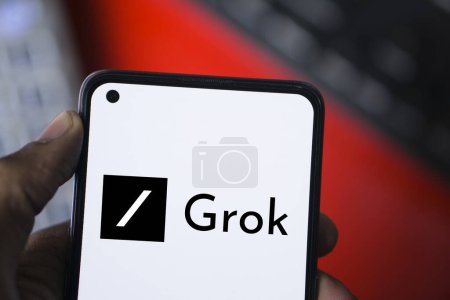 Téléchargez les photos : Dacca, Bangladesh - 28 décembre 2023 : Main tenant un téléphone avec un chatbot Grok AI. Grok est une start-up américaine travaillant dans le domaine de l'intelligence artificielle, fondée par Elon Musk. - en image libre de droit