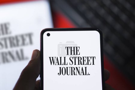 Foto de Dhaka, Bangladesh - 11 de enero de 2024: El logotipo del Wall Street Journal en el teléfono inteligente. The Wall Street Journal es un diario internacional enfocado en negocios y economía. - Imagen libre de derechos