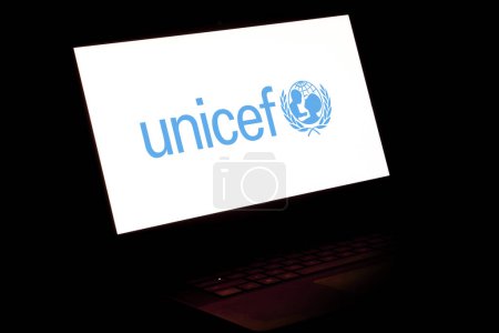 Téléchargez les photos : Dacca, Bangladesh - 16 janvier 2024 : Le logo de l'UNICEF sur un ordinateur portable. - en image libre de droit
