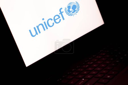 Téléchargez les photos : Dacca, Bangladesh - 16 janvier 2024 : Le logo de l'UNICEF sur un ordinateur portable. - en image libre de droit