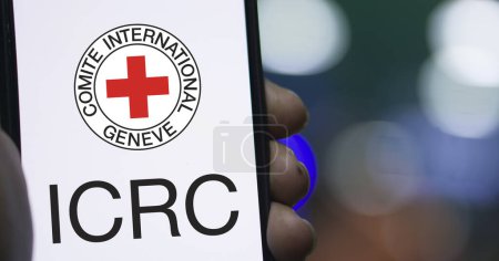 Téléchargez les photos : Dacca, Bangladesh - 19 janvier 2024 : Logo du CICR sur smartphone. Le Comité international de la Croix-Rouge est une organisation humanitaire. - en image libre de droit