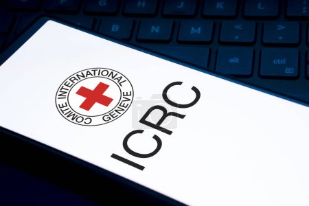 Foto de Daca, Bangladesh - 19 de enero de 2024: logotipo del CICR en el teléfono inteligente. El Comité Internacional de la Cruz Roja es una organización humanitaria. - Imagen libre de derechos