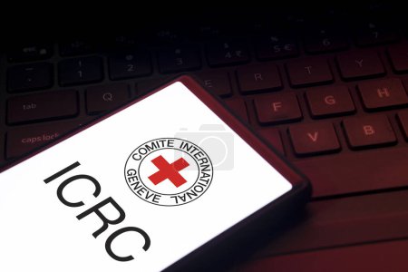 Téléchargez les photos : Dacca, Bangladesh - 19 janvier 2024 : Logo du CICR sur smartphone. Le Comité international de la Croix-Rouge est une organisation humanitaire. - en image libre de droit