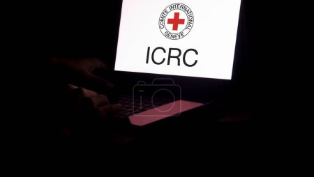 Téléchargez les photos : Dacca, Bangladesh - 19 janvier 2024 : Logo du CICR sur ordinateur portable. Le Comité international de la Croix-Rouge est une organisation humanitaire. - en image libre de droit