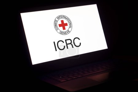 Téléchargez les photos : Dacca, Bangladesh - 19 janvier 2024 : Logo du CICR sur ordinateur portable. Le Comité international de la Croix-Rouge est une organisation humanitaire. - en image libre de droit