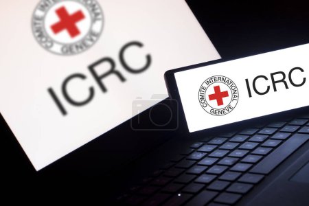 Téléchargez les photos : Dacca, Bangladesh - 19 janvier 2024 : Logo du CICR sur smartphone et ordinateur portable. Le Comité international de la Croix-Rouge est une organisation humanitaire. - en image libre de droit