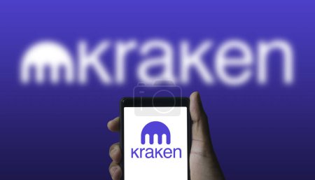 Foto de Dhaka, Bangladesh - 27 de enero de 2024: logotipo de Kraken en el teléfono inteligente. Kraken es una plataforma de cambio de criptomonedas con sede en Estados Unidos. - Imagen libre de derechos