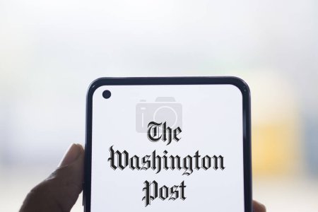 Téléchargez les photos : Dacca, Bangladesh - 26 janvier 2024 : Affichage du logo du Washington Post sur smartphone. Le Washington Post est un quotidien américain. - en image libre de droit