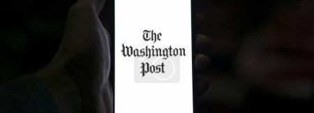 Téléchargez les photos : Dacca, Bangladesh - 26 janvier 2024 : Affichage du logo du Washington Post sur smartphone. Le Washington Post est un quotidien américain. - en image libre de droit
