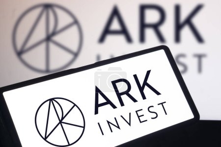 Foto de Dhaka, Bangladesh 02 febrero 2024: ARK Investment Management LLC logo exhibido en el teléfono inteligente. - Imagen libre de derechos