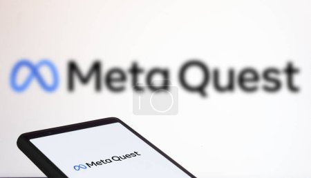 Foto de Dhaka, Bangladesh 09 de febrero de 2024: logotipo de Meta Quest mostrado en el teléfono inteligente. - Imagen libre de derechos
