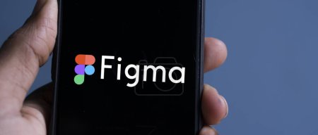Foto de Dhaka, Bangladesh 15 de febrero de 2024: el logotipo de Figma se muestra en el teléfono inteligente. - Imagen libre de derechos
