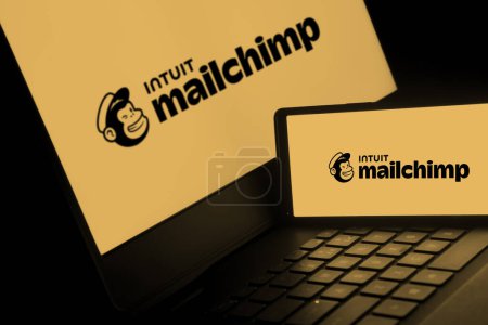 Foto de Dhaka, Bangladesh 16 de febrero de 2024: el logotipo de Mailchimp se muestra en el teléfono inteligente. - Imagen libre de derechos