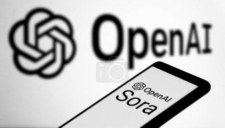 Foto de Dhaka, Bangladesh 17 de febrero de 2024: OpenAI Sora AI logo exhibido en el teléfono inteligente. - Imagen libre de derechos