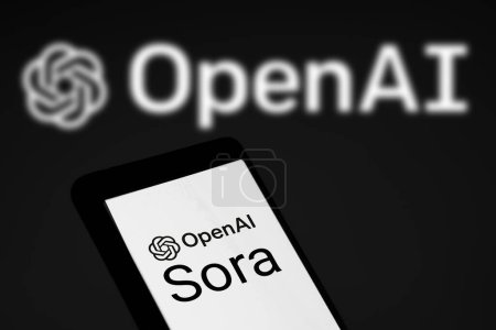 Foto de Dhaka, Bangladesh 17 de febrero de 2024: OpenAI Sora AI logo exhibido en el teléfono inteligente. - Imagen libre de derechos