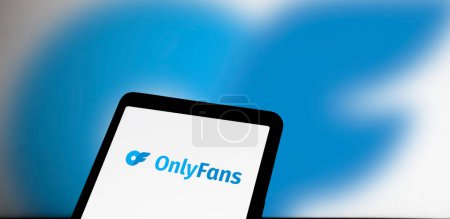 Foto de Dhaka, Bangladesh 24 de febrero de 2024: el logotipo de OnlyFans se muestra en el teléfono inteligente. - Imagen libre de derechos