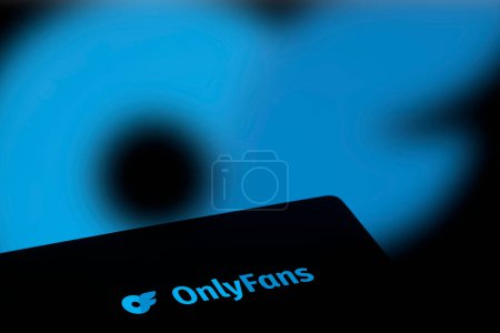 Foto de Dhaka, Bangladesh 24 de febrero de 2024: el logotipo de OnlyFans se muestra en el teléfono inteligente. - Imagen libre de derechos