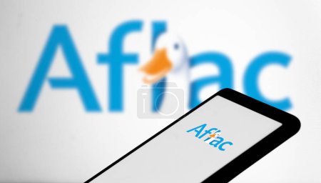 Foto de Dhaka, Bangladesh 24 de febrero de 2024: el logotipo de Aflac se muestra en el teléfono inteligente. - Imagen libre de derechos