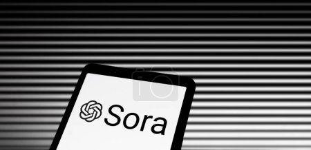 Foto de Dhaka, Bangladesh 26 de febrero de 2024: Abra el logotipo de AI Sora AI en el teléfono inteligente. - Imagen libre de derechos