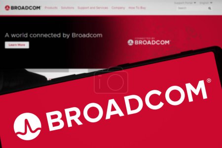 Foto de Dhaka, Bangladesh 10 de marzo de 2024: El logotipo de Broadcom se muestra en el teléfono inteligente. Broadcom es una empresa estadounidense de semiconductores. - Imagen libre de derechos