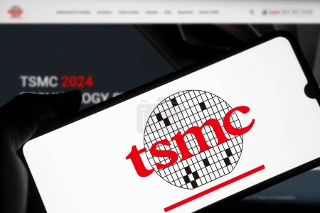 Foto de Dhaka, Bangladesh 10 de marzo de 2024: el logotipo de TSMC se muestra en el teléfono inteligente. Taiwan Semiconductor Manufacturing Company Limited (TSMC) es una empresa multinacional taiwanesa de fabricación de semiconductores.. - Imagen libre de derechos