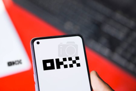 Téléchargez les photos : Dacca, Bangladesh- 15 mars 2024 : Le logo Okx est affiché sur smartphone. Okx est une plate-forme crypto-monnaie. - en image libre de droit