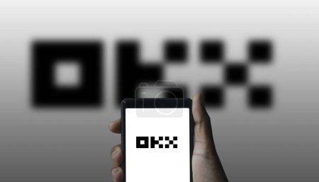 Foto de Dhaka, Bangladesh 15 de marzo de 2024: El logotipo de Okx se muestra en el teléfono inteligente. Okx es una plataforma criptomoneda. - Imagen libre de derechos