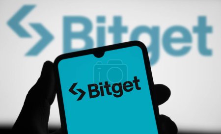 Téléchargez les photos : Dacca, Bangladesh- 11 mars 2024 : Le logo Bitget est affiché sur smartphone. - en image libre de droit