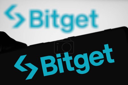 Foto de Dhaka, Bangladesh 11 de marzo de 2024: El logotipo de Bitget se muestra en el teléfono inteligente. - Imagen libre de derechos