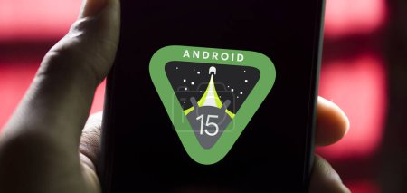 Foto de Dhaka, Bangladesh 02 Abril 2024: Android 15 logo se muestra en el teléfono inteligente. - Imagen libre de derechos