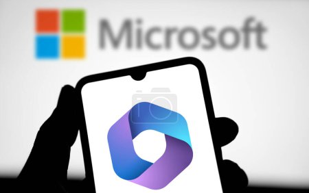 Foto de Dhaka, Bangladesh 08 abr 2024: logotipo de Microsoft 365 se muestra en el teléfono inteligente. - Imagen libre de derechos