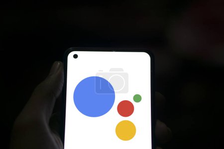 Foto de Dhaka, Bangladesh - 10 Abr 2024: Google Assistant logo se muestra en el teléfono inteligente. - Imagen libre de derechos